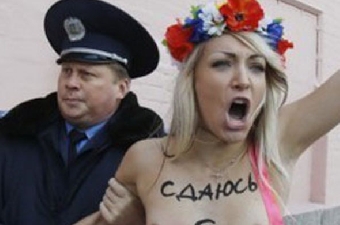 Активистки Femen разделись у белорусского КГБ (Фото, видео)