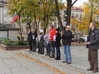 Портреты политзаключенных и белорусские флаги в Вильнюсе  (Фото)