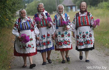 В Лельчицком районе бабушки в национальных платьях провели старинный обряд