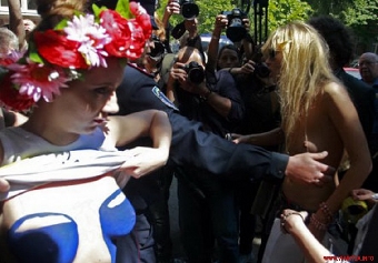 Украинское посольство не приняло цветы для FEMEN (Фото)
