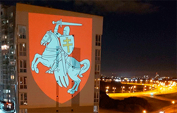 Огромный герб «Погоня» появился на одном из домов в Брилевичах