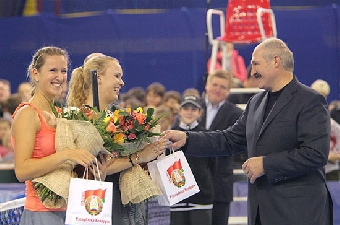 Виктория Азаренко выиграла у Каролин Возняцки в благотворительном матче