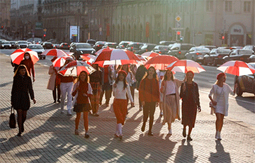 Марш бело-красно-белых белорусок по Минску: фоторепортаж