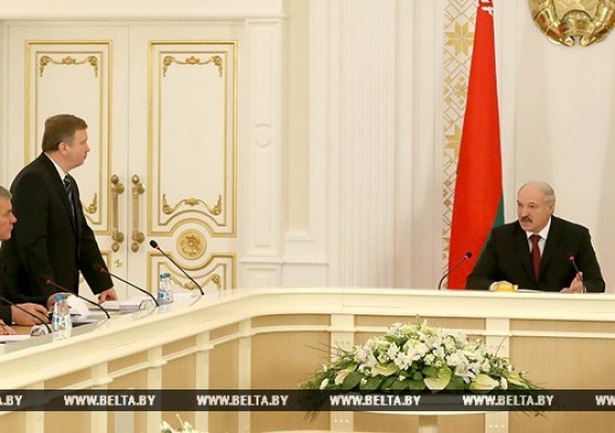 Лукашенко совещается с правительством, «каким путем будем идти»