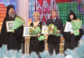 Премию Президента Беларуси родители-воспитатели Несвижского детского дома семейного типа потратят на подарок для приемной дочери