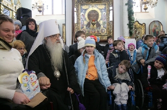 Митрополит Филарет помолился о детях Беларуси вместе с участниками благотворительной акции БРСМ