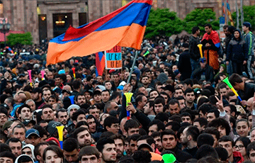 В Ереване протестующие перекрыли дороги