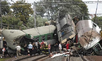 Спасатели продолжают работать на месте аварии товарного поезда в Латвии