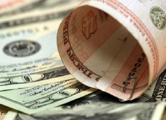 К доллару белорусский рубль удержал позицию, но снизил к евро и российскому рублю