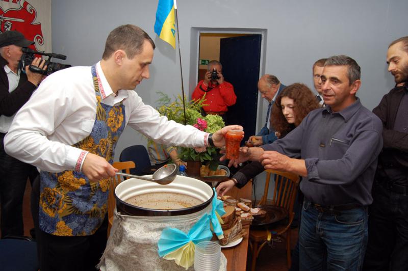 В Минске прошла акция «Мы любим украинский борщ»