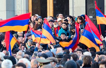 У здания парламента Армении начались столкновения полиции и протестующих
