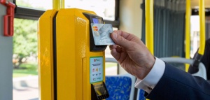 В поездах городских линий теперь можно платить банковской карточкой