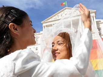 Парламент Португалии узаконил однополые браки