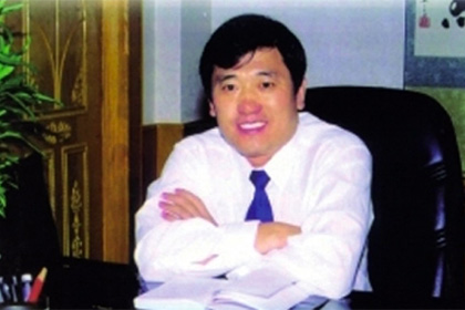 Китайский суд передумал казнить накопившего дома тонну серебра чиновника