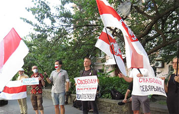 В Киеве пикетировали посольство Беларуси в Украине