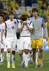 Футболистов Южной Кореи забросали в аэропорту ирисками