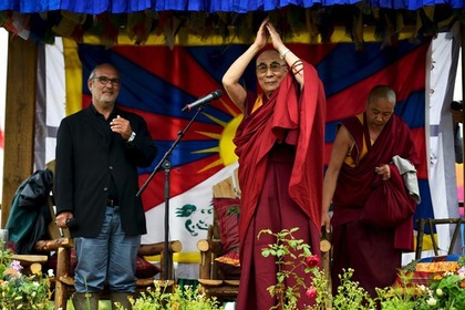Далай-лама проповедовал со сцены фестиваля Гластонбери