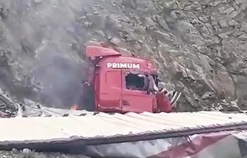 В Кыргызстане белорусского дальнобойщика вытащили из горящей фуры