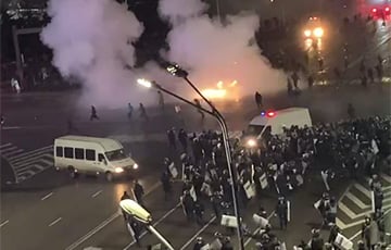 В Алматы горят полицейские автомобили: один взорвался