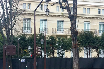 На воротах посольства Марокко в Париже обнаружили две свиные головы