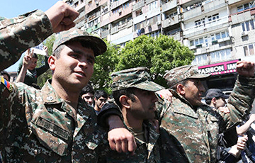 Видеофакт: Солдаты миротворческой бригады выбегают из части и присоединяются к протестам в Ереване