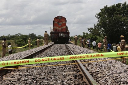 Машина с 20 пассажирами попала под поезд в Индии