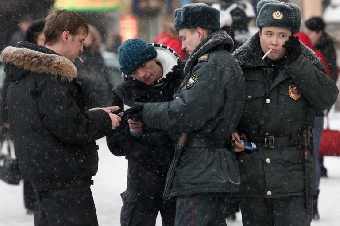 Милиция и волонтеры помогают пожилым людям в решении бытовых проблем в морозы