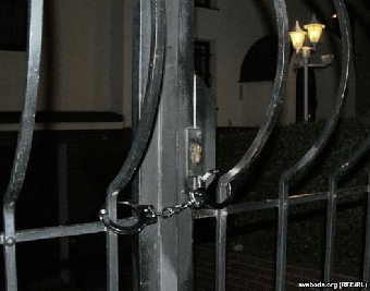 Посольство Беларуси в Праге заковали в наручники (Фото)