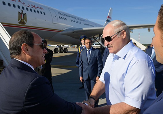 Лукашенко подарил президенту Египта белорусскую черную икру, клубнику и хлеб