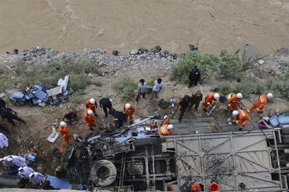 В Тибете автобус с туристами упал в пропасть