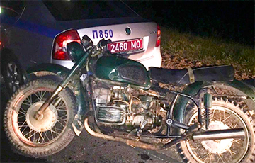 В Заславле школьник на мотоцикле повредил автомобиль ГАИ