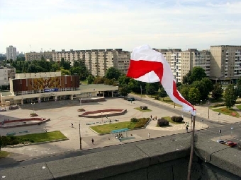 Бело-красно-белый флаг на железнодорожном вокзале в Минске (Фото)