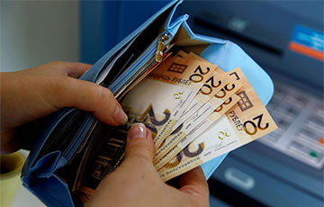Кассир банка в Минске по ошибке выдала клиентке крупную сумму денег
