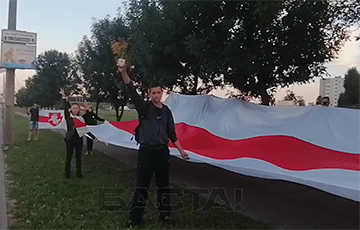 Шабаны вышли с огромным бело-красно-белым флагом