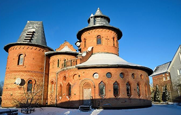То ли дворец, то ли церковь: Под Минском продается причудливый коттедж за $800 тысяч