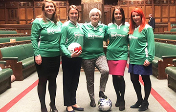 В британском парламенте женщины сыграли в футбол