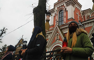 В Гродно люди стали в цепь памяти и провели панихиду по Роману Бондаренко