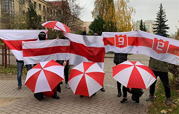 В Гродно уже гуляют с бело-красно-белыми флагами