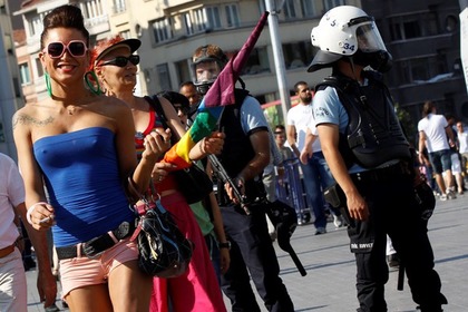 Турецкая полиция разогнала гей-парад в Стамбуле