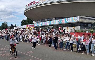 В Гомеле люди встали в цепь солидарности перед протестной акцией