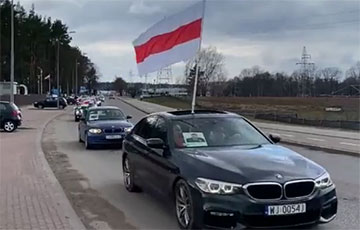 Белорусы Белостока организовали автопробег под бело-красно-белыми флагами
