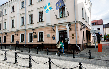 Отец и сын из Витебска живут в посольстве Швеции уже больше трех месяцев