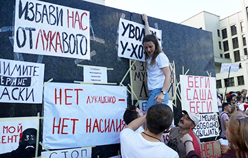 Памятник Ленина возле Дома правительства обклеили плакатами