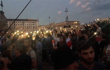 На площади Независимости белорусы скандируют «Уходи!»