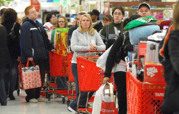 Для белорусов ввели ограничения на шопинг за границей