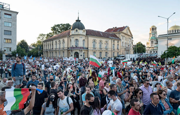 Премьер Болгарии объявил об отставке четырех министров на фоне протестов