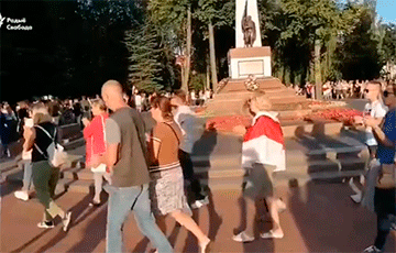 В Гродно люди вышли к Вечному огню в парк Жилибера