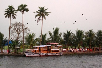 При крушении судна с туристами в Бенгальском заливе погиб 21 человек