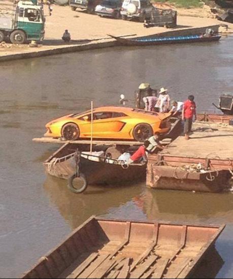 Фотофакт: в Китае Lamborghini переправляют через реку на ржавой лодке