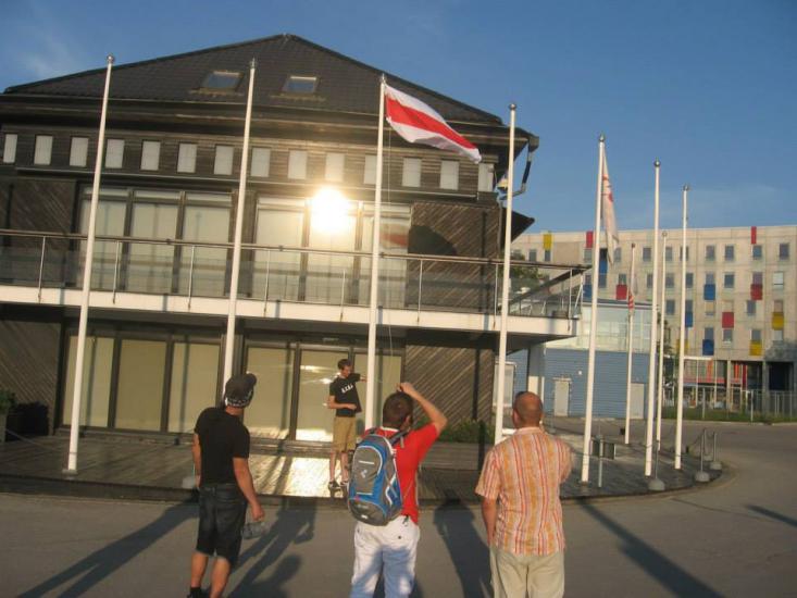 Фотофакт: бело-красно-белый флаг в таллинском порту